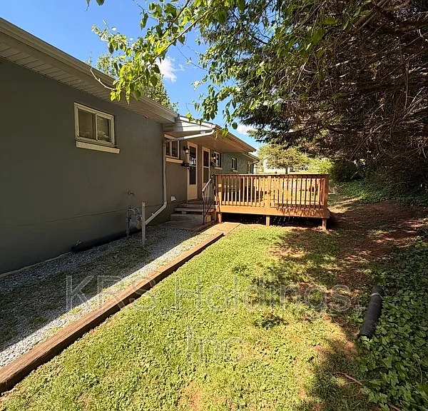 8 Parkwood Ave #B — Photo 2