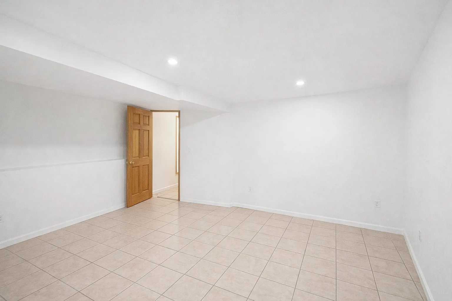 6 bed, $2,800 — Photo 1