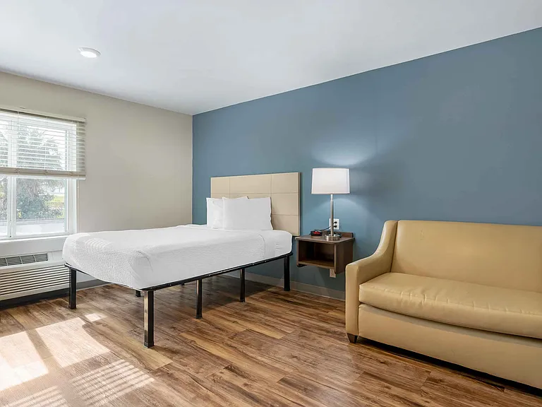 Deluxe Studio - 1 Queen Bed