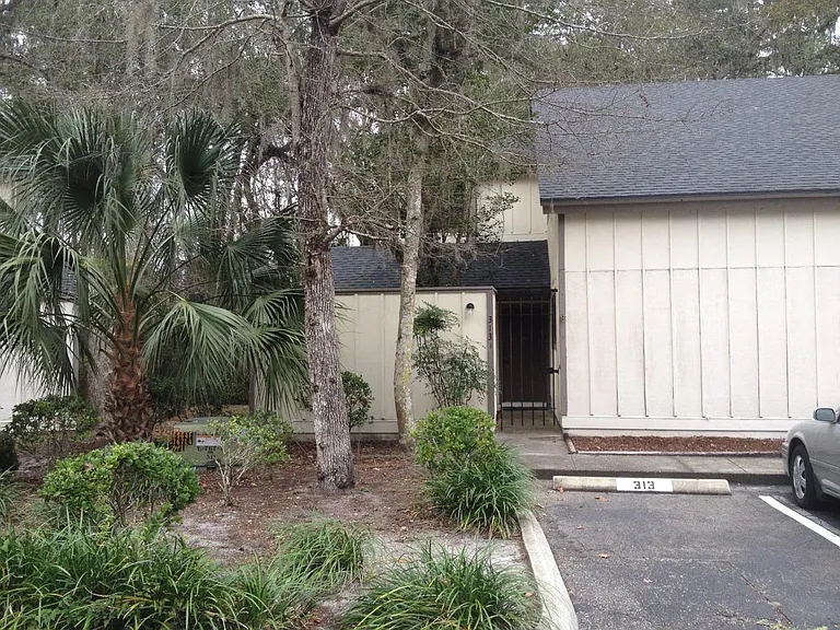 313 SW 54th Dr #TOWNHOUSE — Photo 2