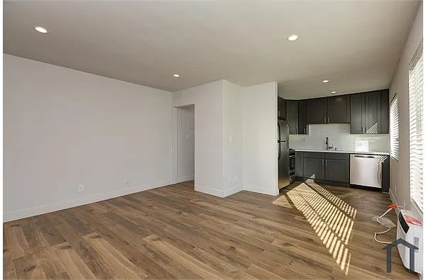 Building Photo - 845 S Kenmore Ave #201