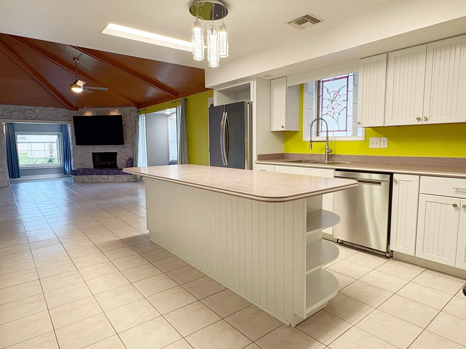 3 bed, 2.5 bath, 2012 sqft, $2,550 — Photo 4