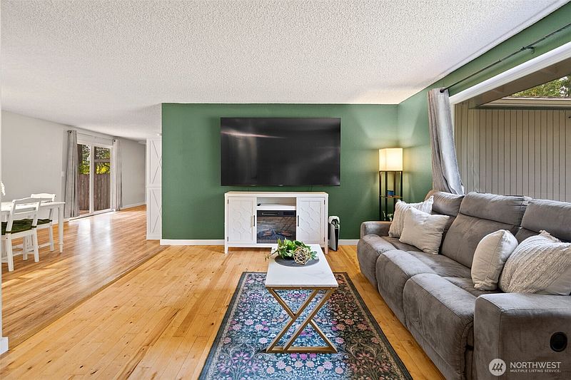 4th image of 3965 Celeste Court SE