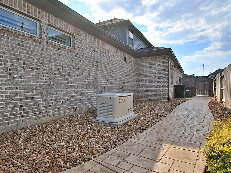 902 Falcon Hollow Ln — Photo 43