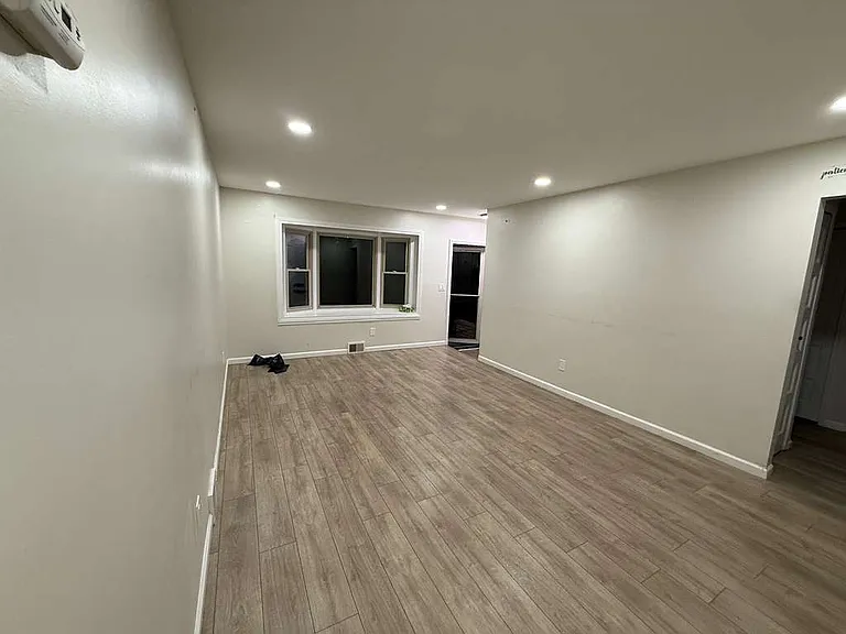 28423 Flanders Ave — Photo 2