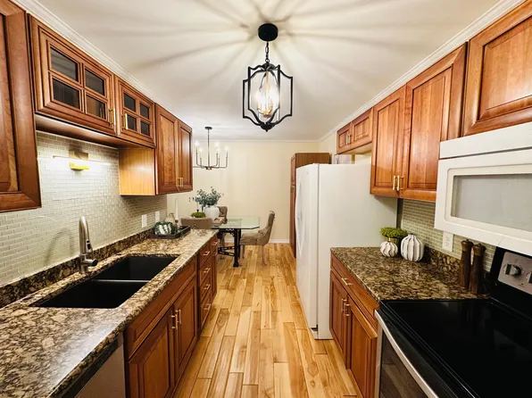 205 Barry Ave S APT 306, Wayzata, MN 55391