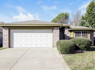 7112 Woodhinge Dr, Benbrook, TX 76126