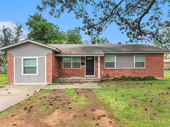 203 Skyway Dr, Euless, TX 76040