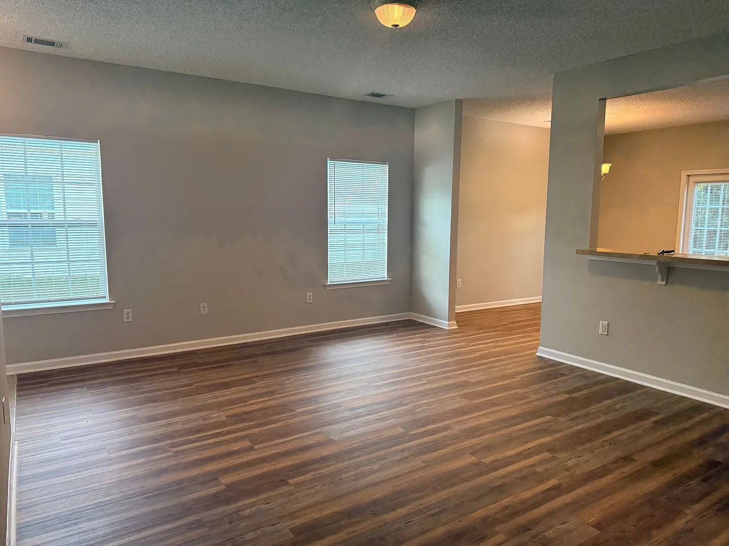 New floors, just painted, and all new appliances!! — Photo 2