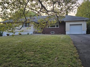 82 Ridge Dr, Livingston, NJ 07039