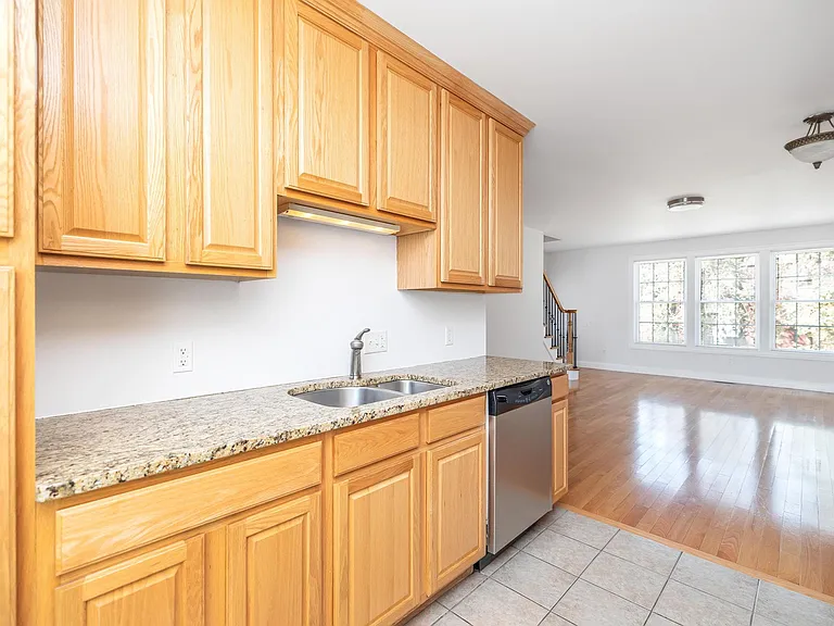 54 E Silver St #B — Photo 7
