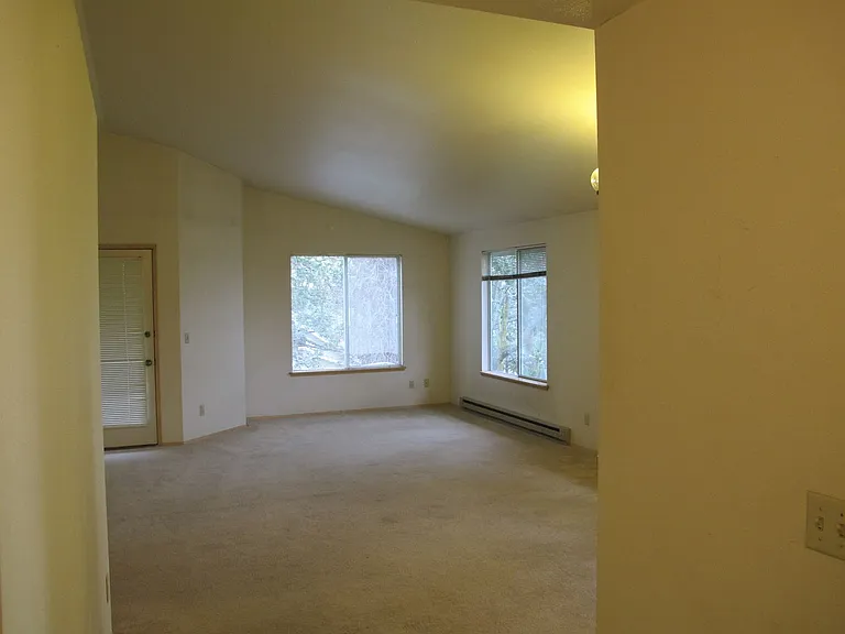 950 SE Ireland St — Photo 16