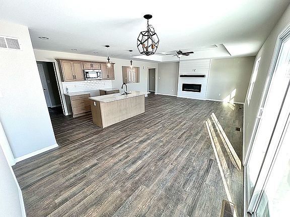 5th image of 527 Jade Dr