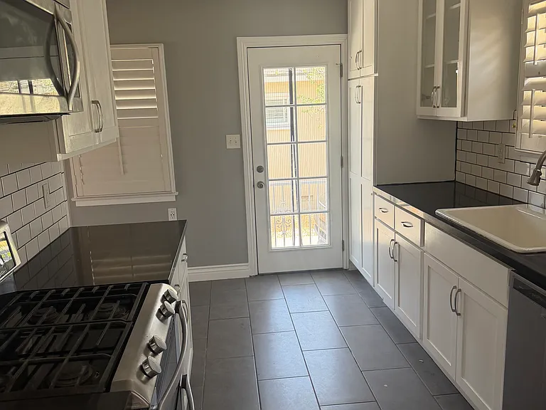 636 Invergarry St — Photo 8