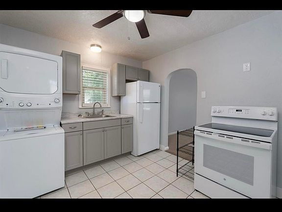 3rd image of 1212 E Clark St