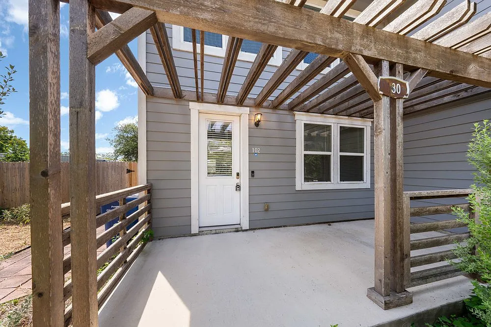 Stylish 2-Bed, 2.5-Bath Townhome with Private Patio & Fenced Yard 130 Belmont Ave, San Antonio — Photo 4