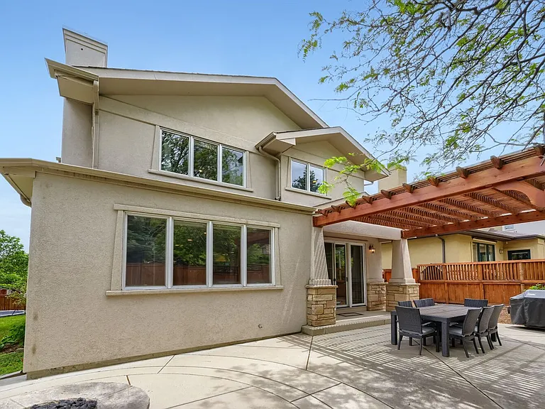 927 Poplar Pl — Photo 1