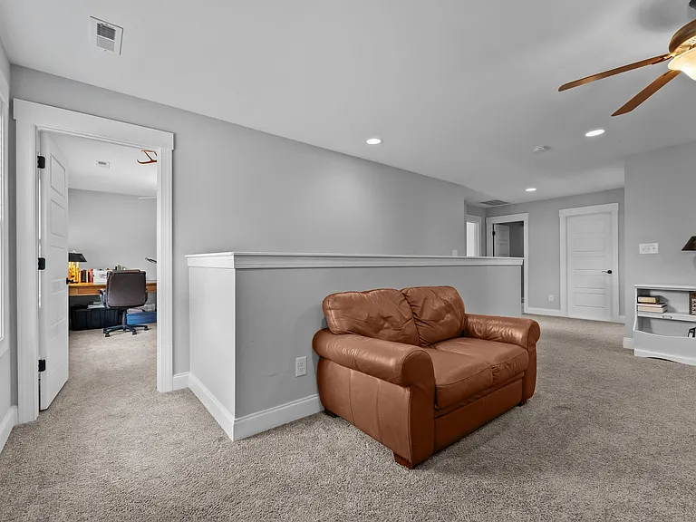 130 Amelia Dr — Photo 32