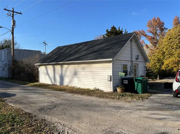 750 Jefferson St, Carlyle, IL 62231
