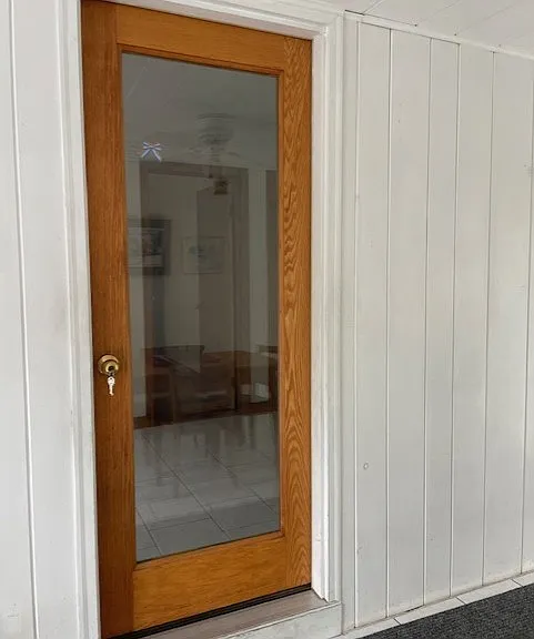 entry from sunporch into kitchen