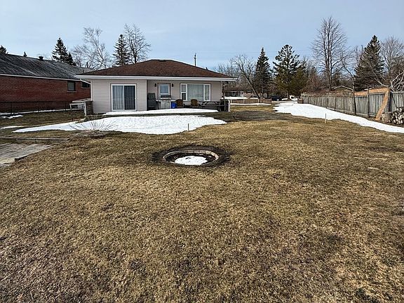 4th image of 2571 Leonard St