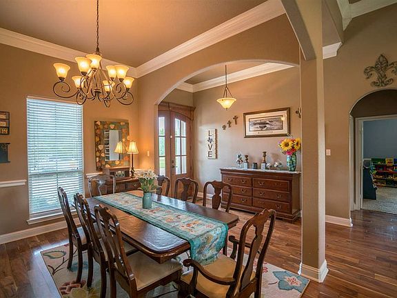 3rd image of 430 Honeysuckle Ln