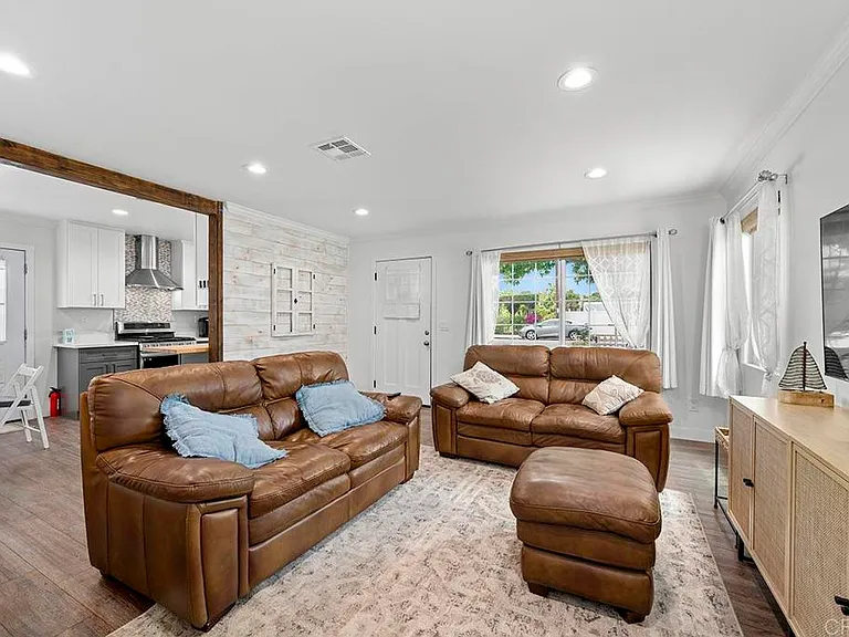 586 Del Mar Ave — Photo 13