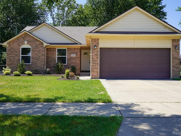 51819 Kings Pointe Dr, New Baltimore, MI 48047