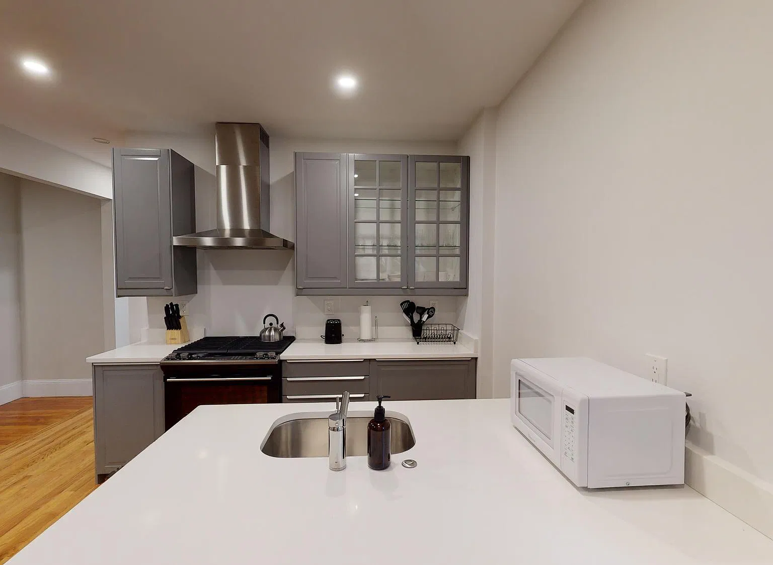 4 bed, $4,200 — Photo 1