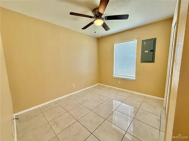 810 W Falcon Ave — Photo 4