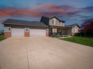 112 Marsh Hawk Dr, Le Roy, IL 61752