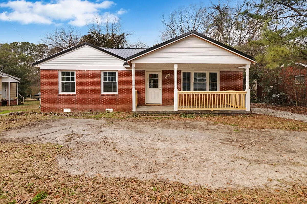 3 bed, 2.0 bath, 1080 sqft, $1,200 — Photo 1