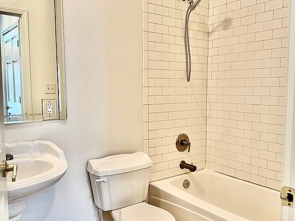 LOWER MAIN LEVEL SUITE BATH