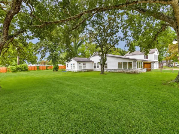 100 N Mattson St, West Columbia, TX 77486