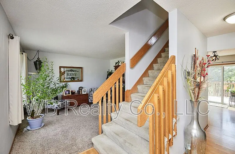 4 bed, 2.5 bath, 2074 sqft, $2,295 — Photo 2