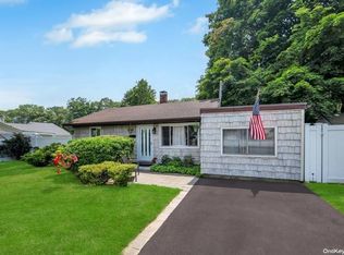 4 Breslau St, Bay Shore, NY 11706