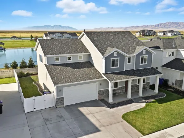 1651 W White Pine Dr, Syracuse, UT 84075