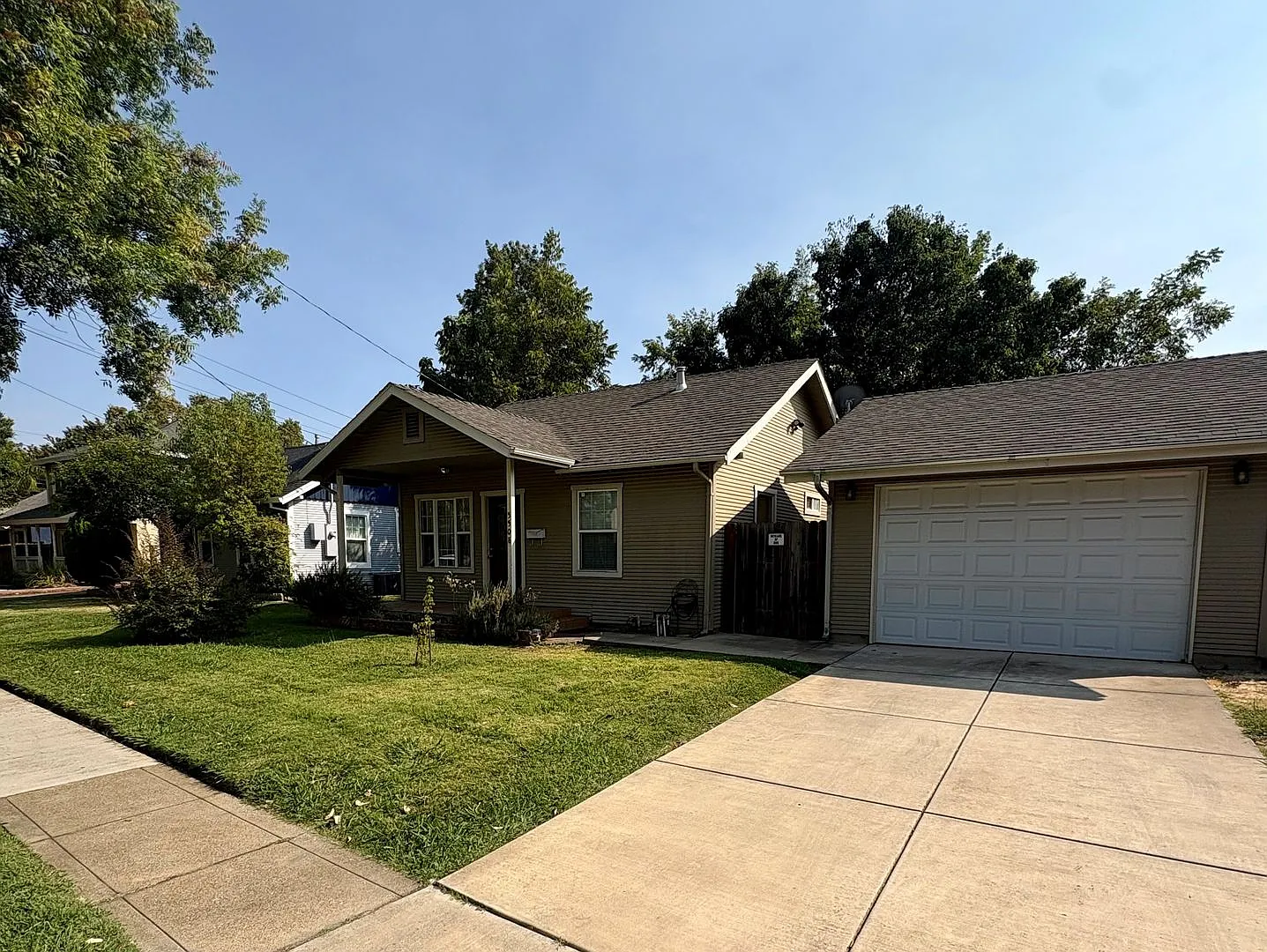 Cozy 2/1 Home in Elmhurst — Photo 2