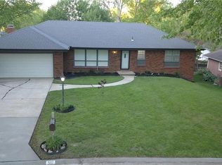 5017 Briarwood Ln, Saint Joseph, MO 64506