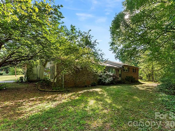 5th image of 823 Carson Rd