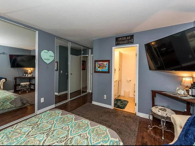 2 closets in a room, lots of room for your clothes