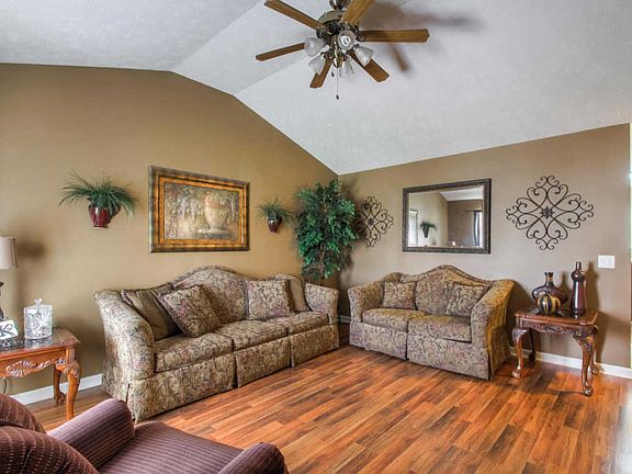 3rd image of 124 Kelsie Dr