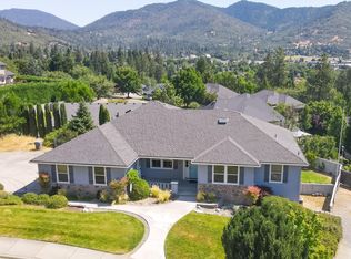 923 NW Valley View Dr, Grants Pass, OR 97526