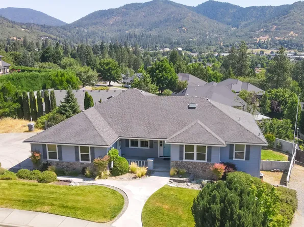 923 NW Valley View Dr, Grants Pass, OR 97526