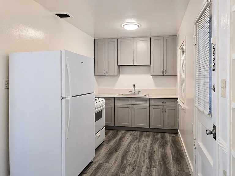 1610 Grismer Ave — Photo 6
