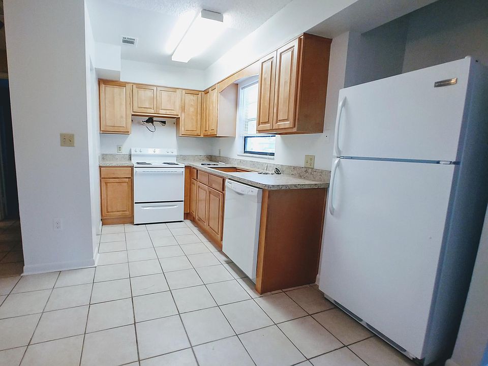 2nd image of 1633 Stewart Pl