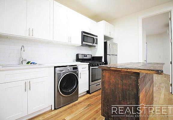 4th image of 858 Jefferson Ave #C