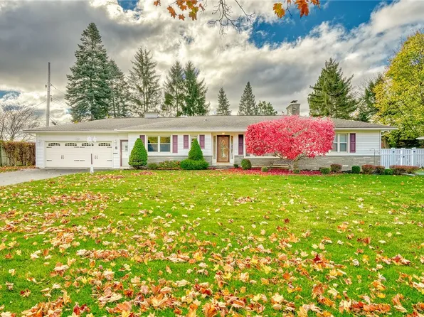 3 Greenbriar Dr, Rochester, NY 14624