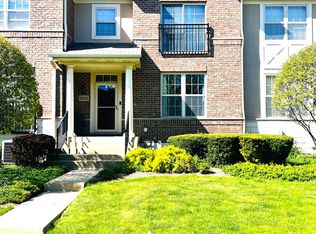 2585 Waterbury Ln, Buffalo Grove, IL 60089