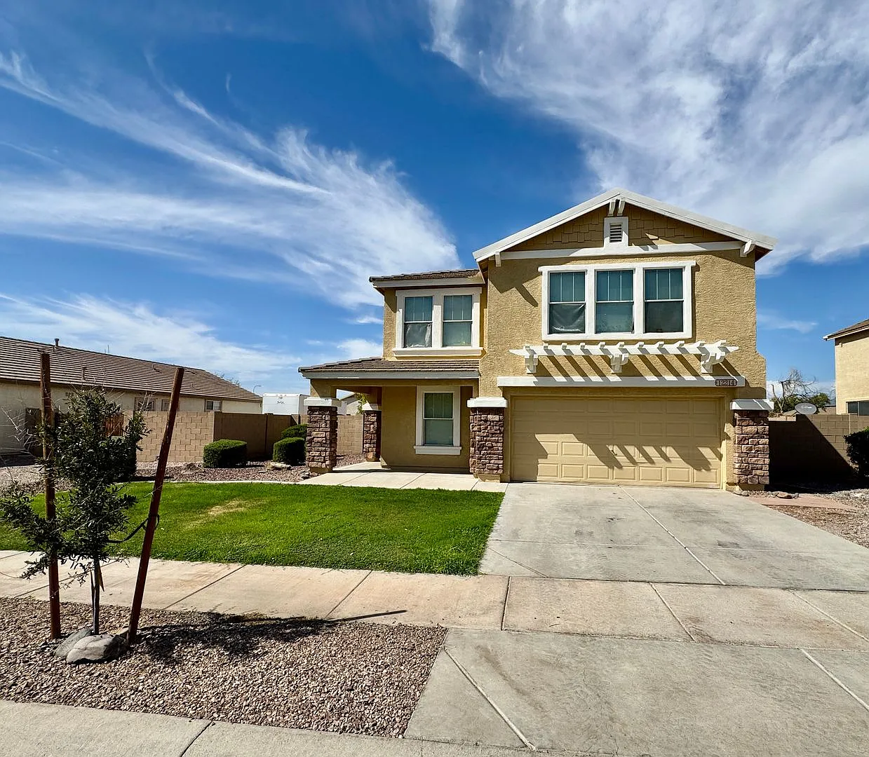 Beautiful 5 Bed + Loft, 2.5 Bath Two Story Level Home In Avondale! Large Backyard — Photo 2